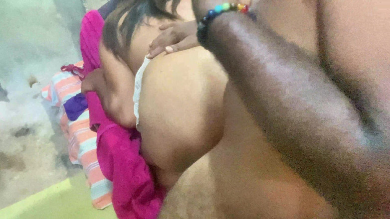 Tiyana: Perempuan jalang panas kongkek keras semua lubang mengisi dengan air...