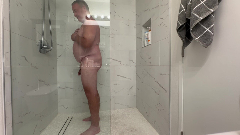 GottaLuvBB: Mira a papi tomar una ducha