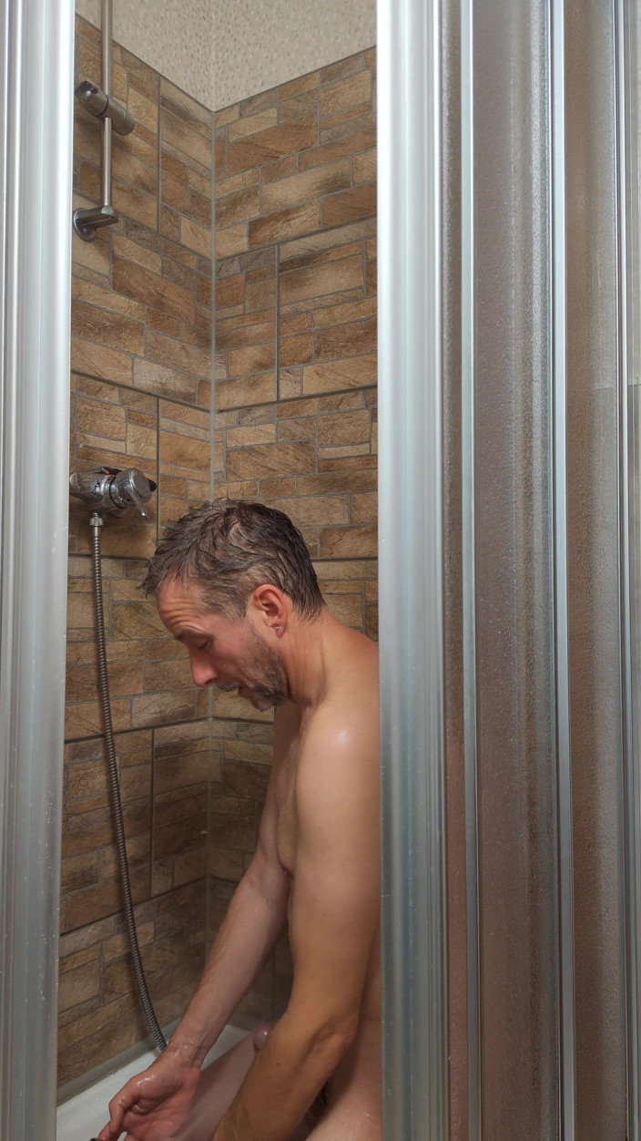 loenne1: Les vacances arrivent ! Super sperme sous la douche !
