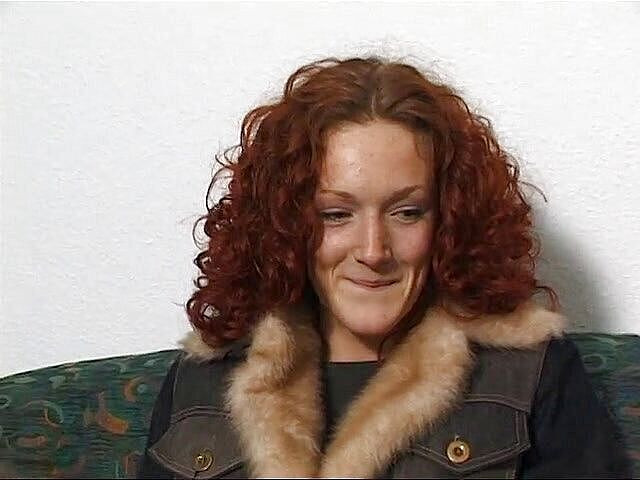 Lucky Wankerz: Une jolie rousse doigte son trou d'amour