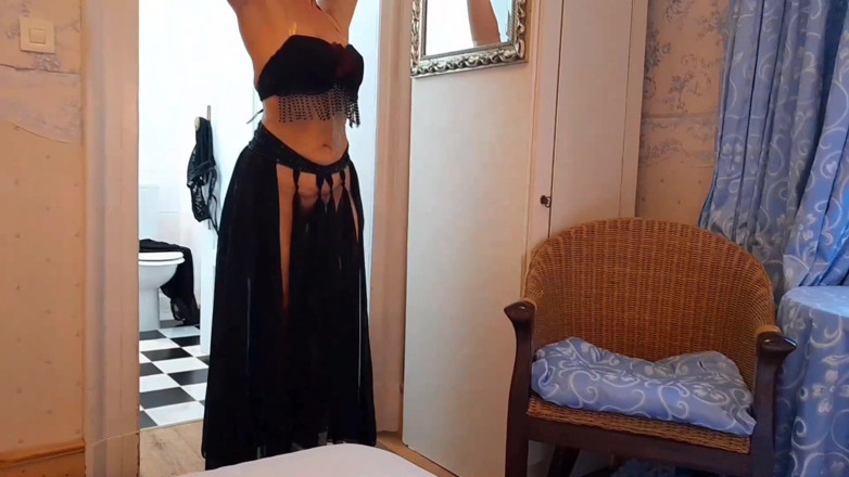 Selena701: Selena sta in posa e giochi sessuali metà vestita di...