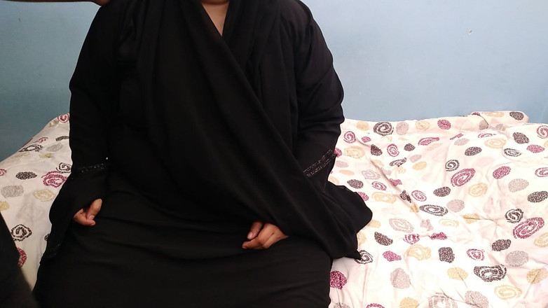 Aria Mia: Stiefmoeder deelt bed met stiefzoon - Arabische bbw