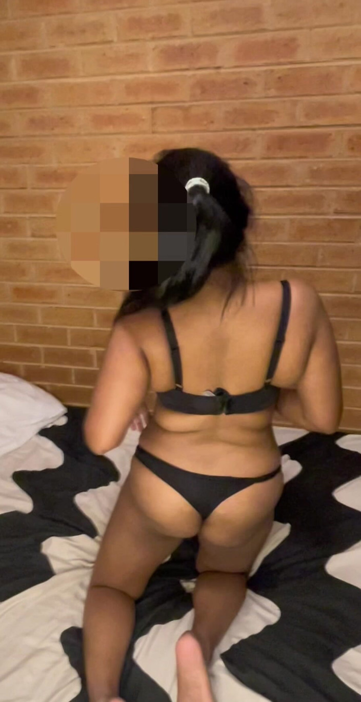Lovers afterdark: Une fille excitée se déshabille devant son copain