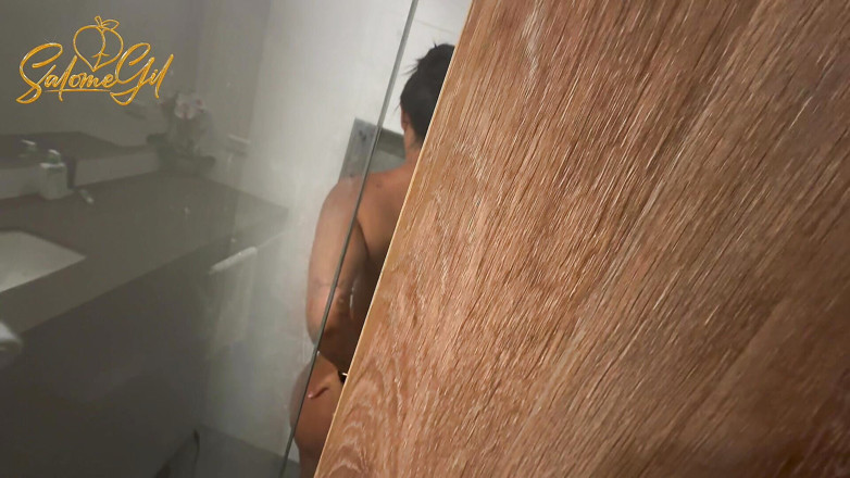 Salome Gil: Meu meio-irmão pervertido entra no meu quarto e me fode...