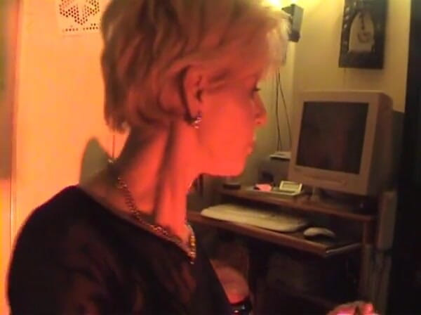 European Classics: Bas, une femme mature suce une bite et se fait...