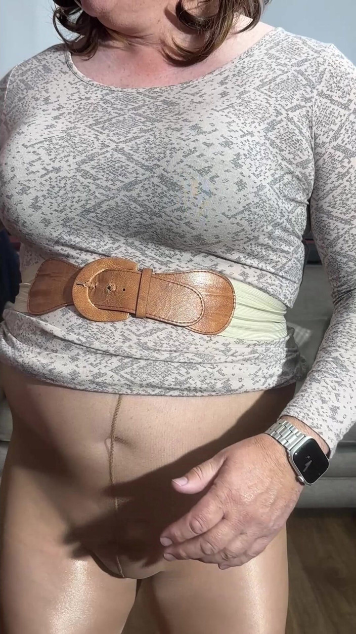 Jennyb71: Sissy crossdresser en pantimedias bronceadas usando su varita mágica