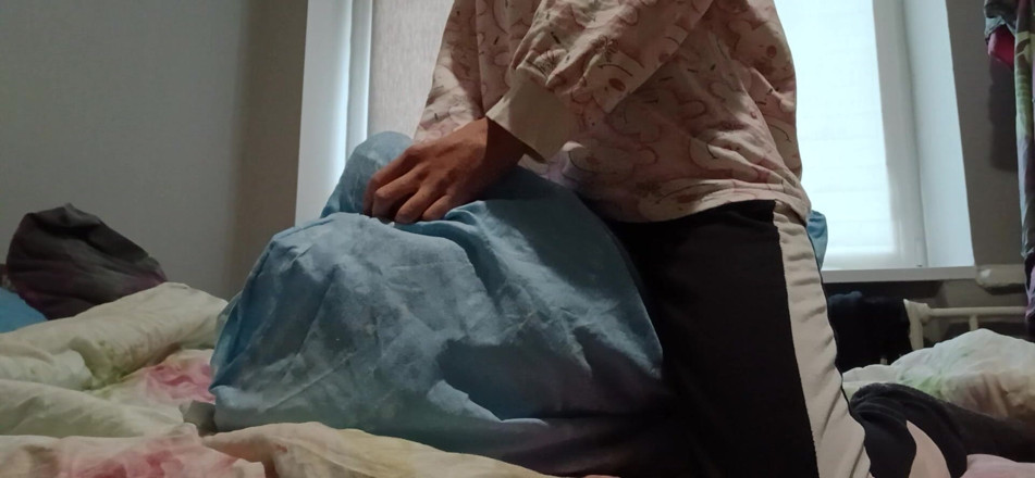 Lesbian-illusion: Super chuda dziewczyna pociera swoją cipkę poduszką i spuści szybko,...