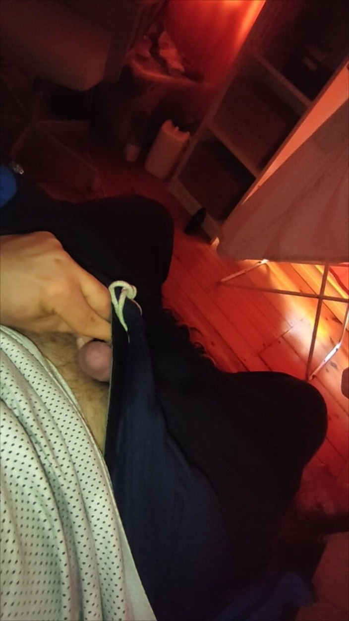 SmokedAlloy2: Dirtyjunkbro sika w łóżku i wąchanie skarpetek