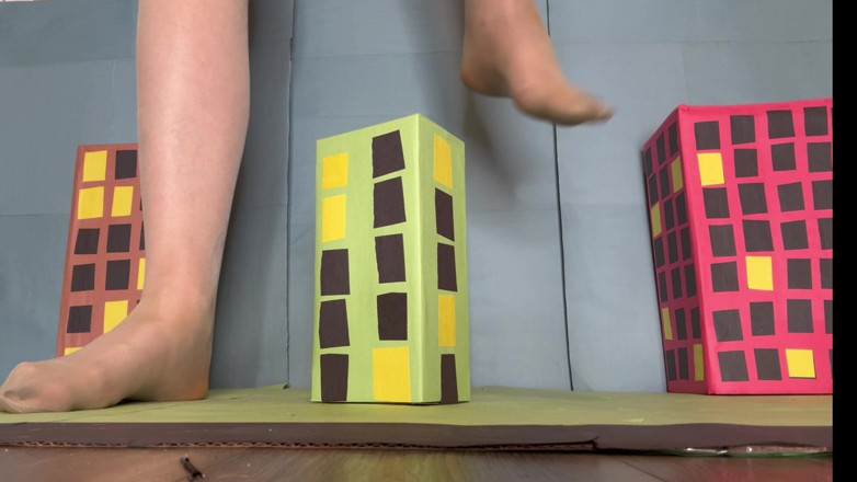 Peppermint Giantess: Mayors-riesin zerstört Stadt