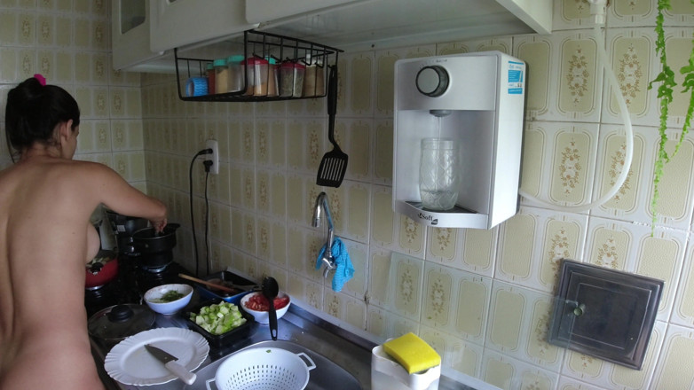 Esposaheyya: Evli kadın çıplak yemek yapıyor