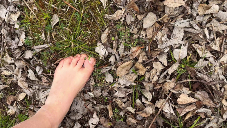 Vasya Sylvia: Camina descalzo por el bosque - Fetiche por los pies - ¡Pies descalzos!