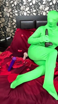 Plná hra s hračkou Zentai. BBC dildo škádlení, kundička facky a kouření přes nylon