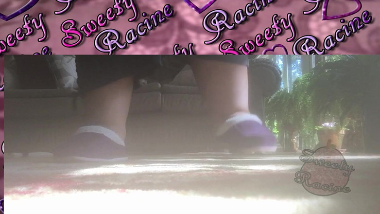 Sweety Racine: Giant SSBBW feet walking