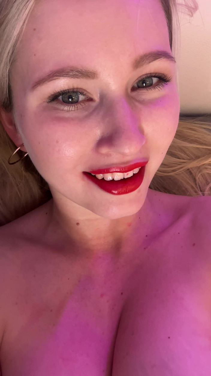 Stella Cardo: Sexy mädchen tanzt und gibt eine tour durch ihren körper