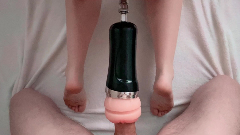 AmyHi: Une demi-sœur vierge trait la bite de son demi-frère pour...