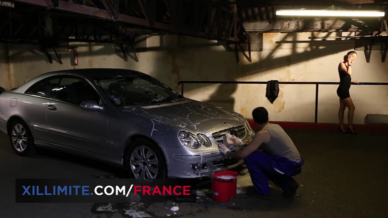 Made In France: Горячая блондинка соблазняет мужика, моет ее машину