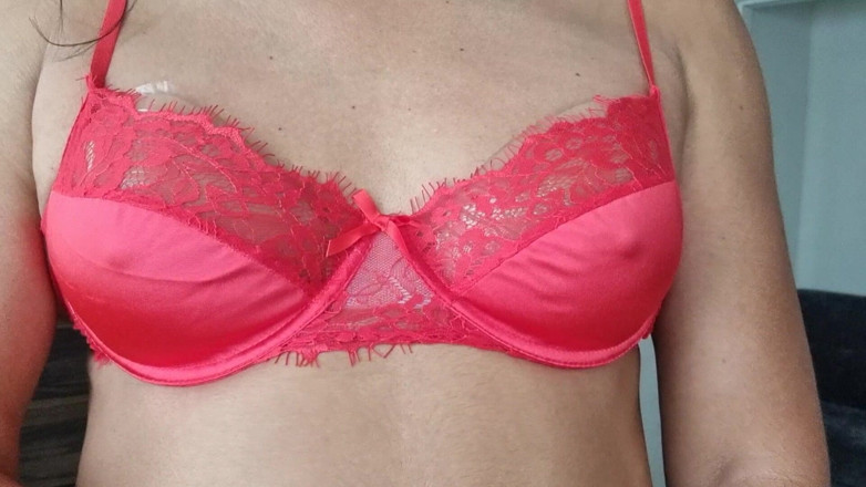 Only bras: Nuovo reggiseno in raso rosso e pizzo