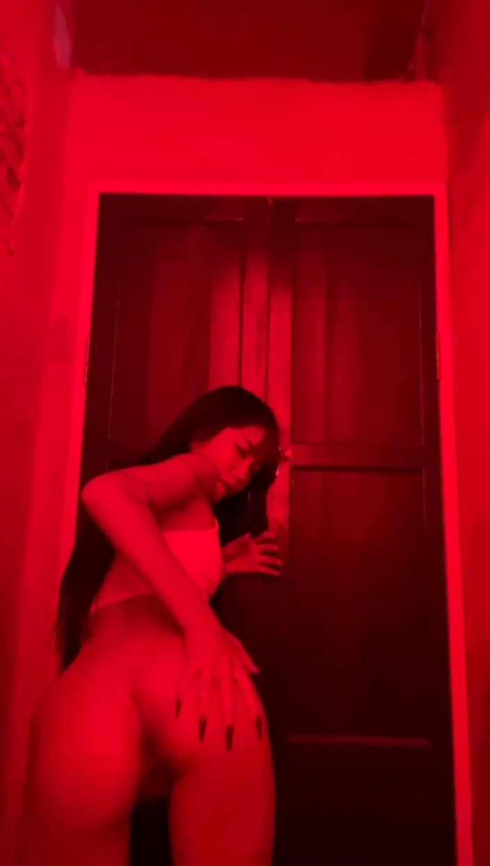 Emma Thai: Emma Thai robienie tyłka dokuczać i anal bawić się w...