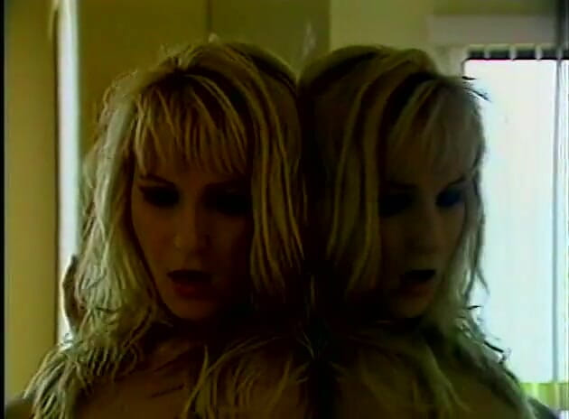 Old Good Porn: Cewek hot rambut pirang ini lagi asik dientot gaya doggy...