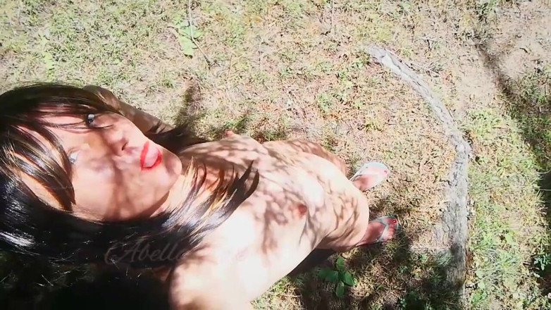 Abella Love: Si rambut coklat panas datang ke taman untuk berkelah bogel