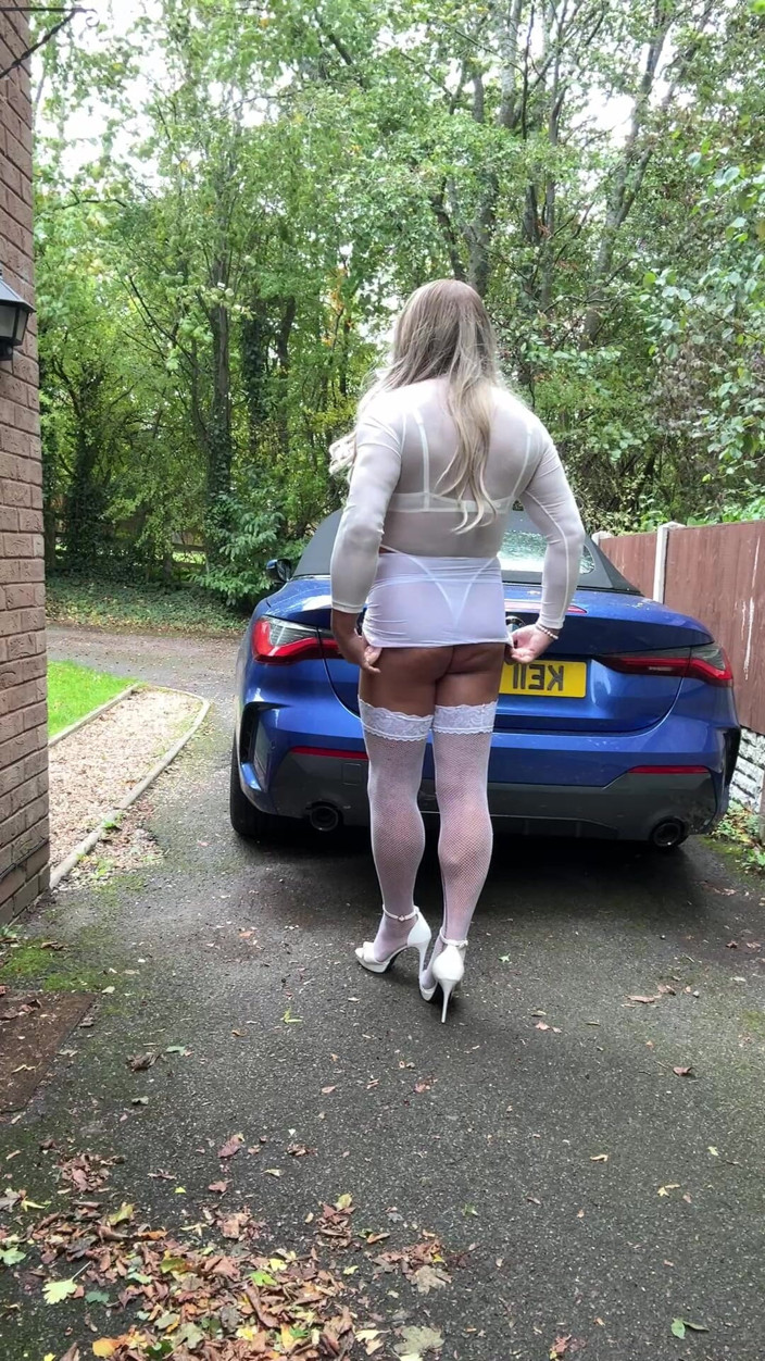 Kellycd2022: Sexy Crossdresser Kellycd2022 v bílé sexy kombinéze a síťovaných punčochách