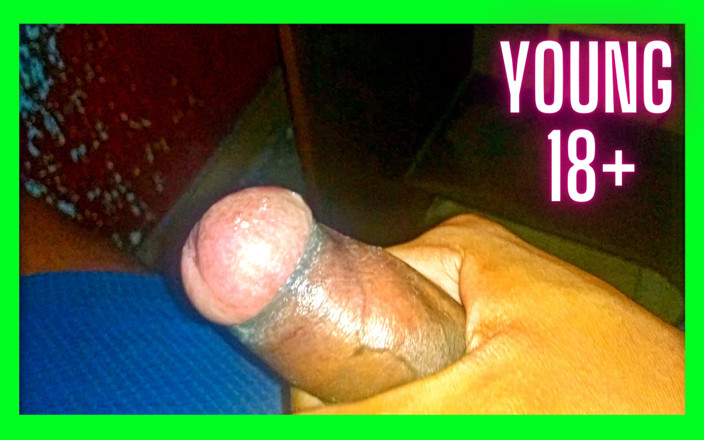phstoned: Gay muda mengocok kontol berbulunya. Sex Gay's Cock.