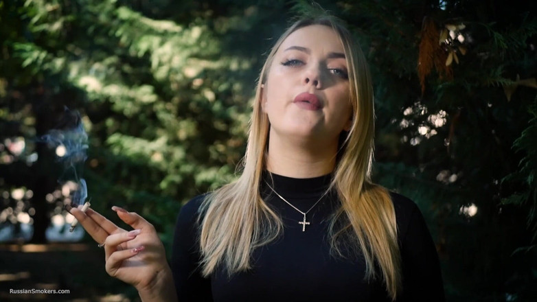 Russian Smokers: Cô bé tóc vàng nóng bỏng hút một điếu thuốc lá đen...