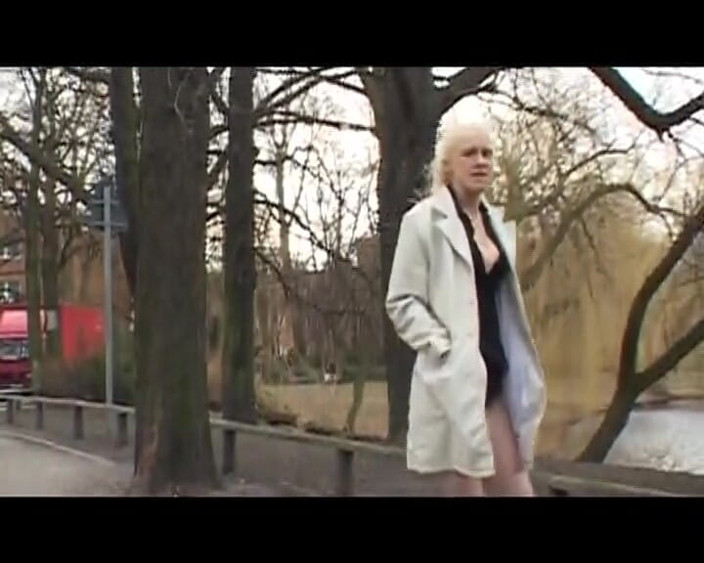 German amateur couples: Une Allemande blonde vêtue de bas chevauche une bite au...