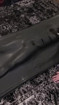 Lindo twink atormentado en látex vacbed