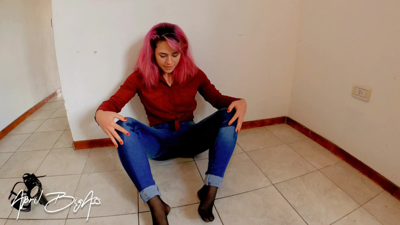 April BigAss: Pipì e piscio nel mio corpo e nei pantaloni