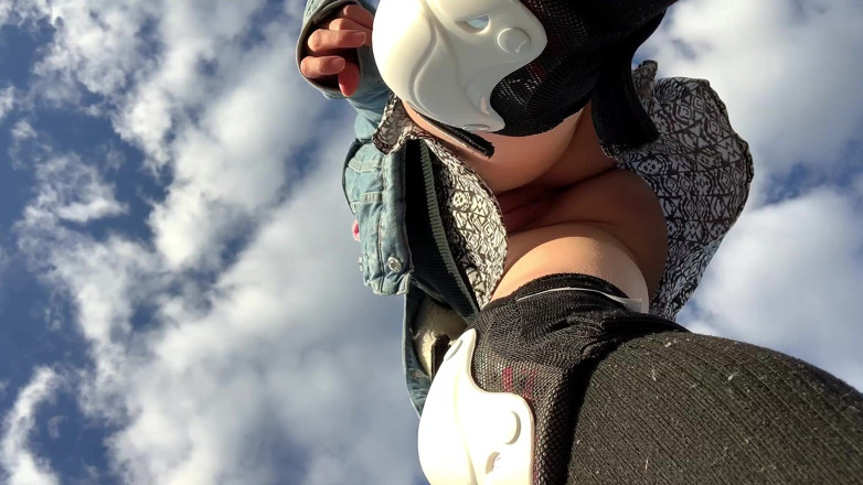 Dirty slut 666: Regardez ma chatte sous ma jupe sur un longboard