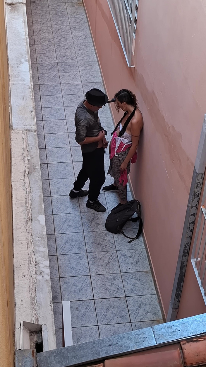 Gabi SweetCouplesStories: मैंने अपने बॉस को मेरे धूम्रपान करते हुए पकड़े जाने के बाद अपने कपड़े फाड़ने दिया