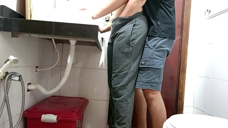 Gabi SweetCouplesStories: नौकरानी बाथरूम में पकड़ी गई है।