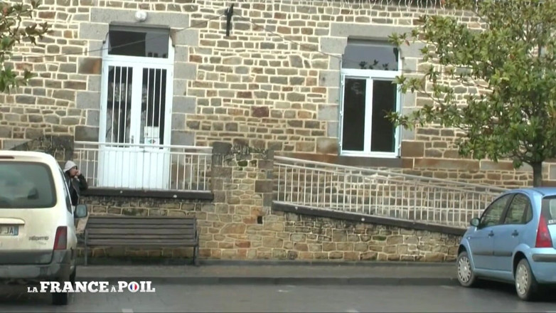 Rue Chaude: 낯선 이에게 이중 삽입을 당하는 노출증 밀프