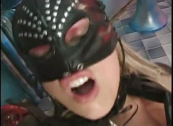 Fetish Desire: Esclava sucia del sexo es follada por un consolador y...