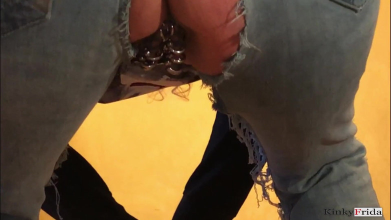 Dominatrix Frida: Compilation de pisse - fille percée et tatouée - pantalon en train...