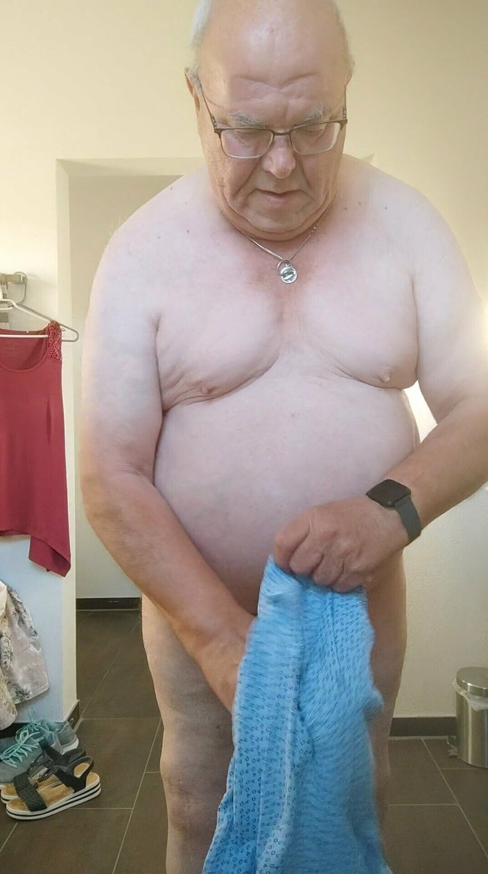 Karlchengeil: Des taches dans ma culotte, une brosse à cheveux dans mon...