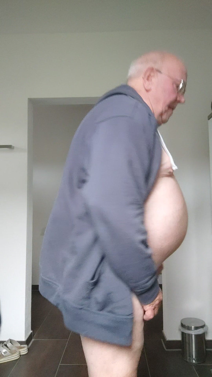 Karlchengeil: Nue dans ma salle de bain, je contrôle mon cul...