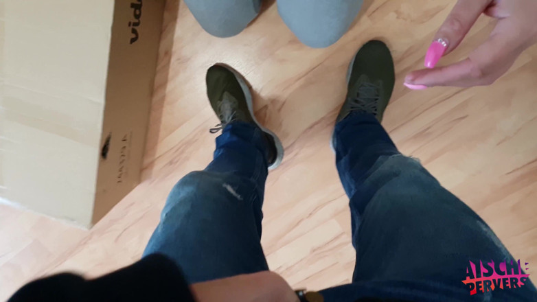 Aische Pervers: Creampie van de meubelpap op de bank