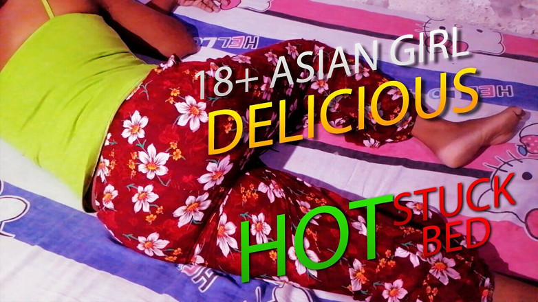 Sweety In Bed: Bini Asia 18+ Memerlukan Keseronokan Dari Tersangkut Di Atas Katil