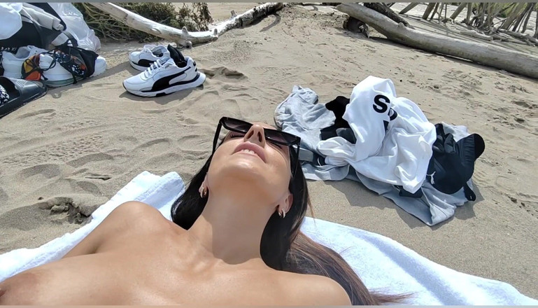 Ferrero anal experience: Dientot sama kontol besar sambil bugil di pantai italia. Bagian 1.