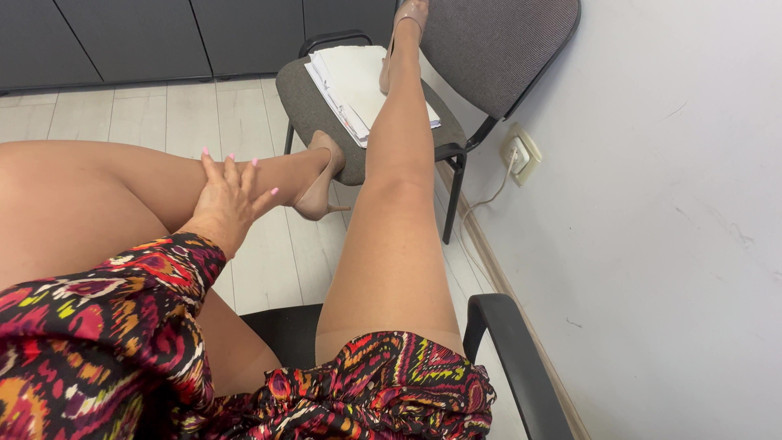 Step Mommy: Une belle-mère sexy et élégante exhibe ses jambes sexy en talons...