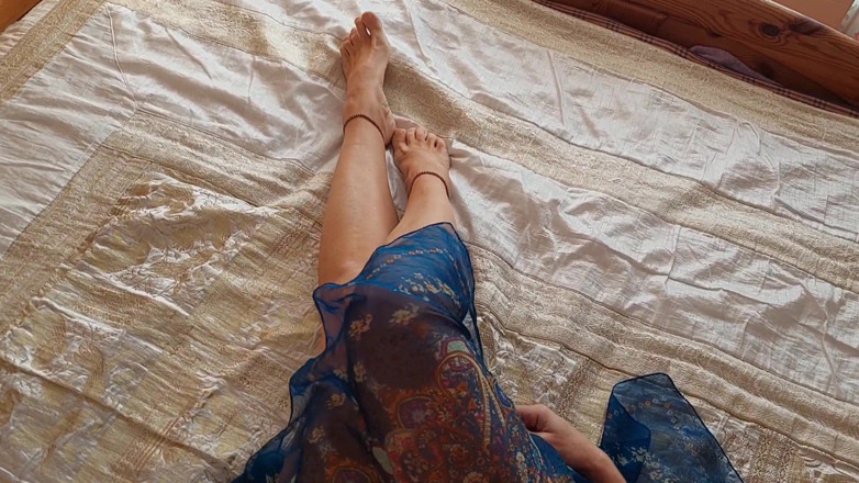 Selena701: Belles jambes matures posant et pipe, facial