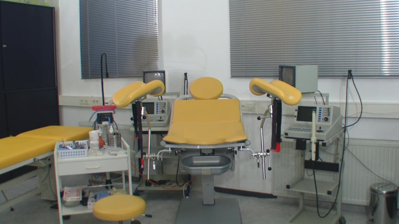 Rubber & Clinic Studio - 1ATOYS: No escritório do ginecologista - masturbação com vácuo pervertida