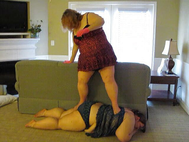 BBW nurse Vicki adventures with friends: La SSBBW Angie Kimber se balade dans le dos