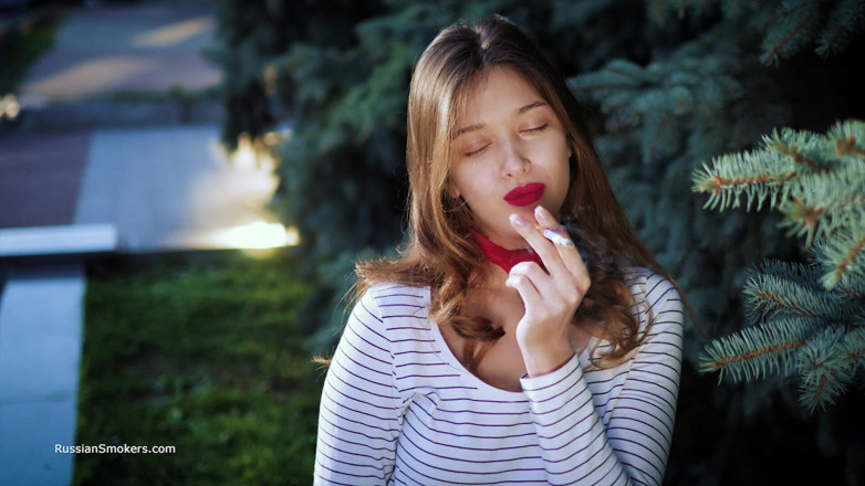 Russian Smokers: Une Russe sensueuse fume une cigarette par vagues
