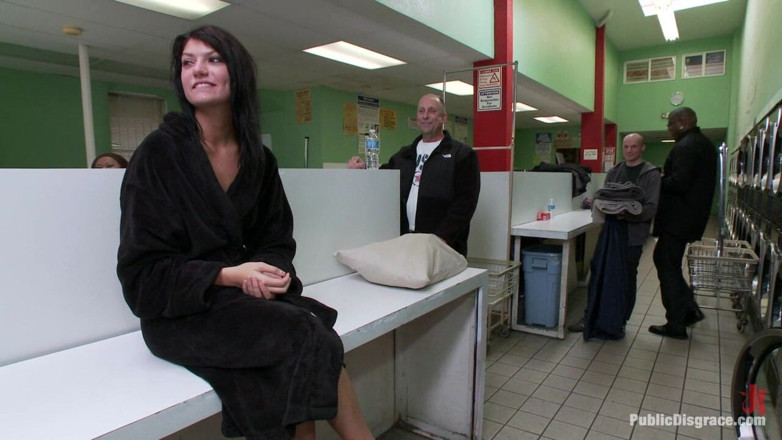 Public Disgrace by Kink: Lurida puttana scopata alla lavanderia automatica