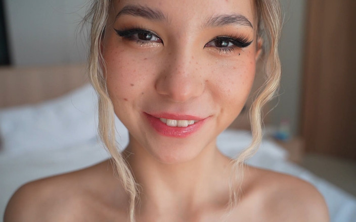 karina_lin: 漂亮的金发女郎和她紧致的阴户