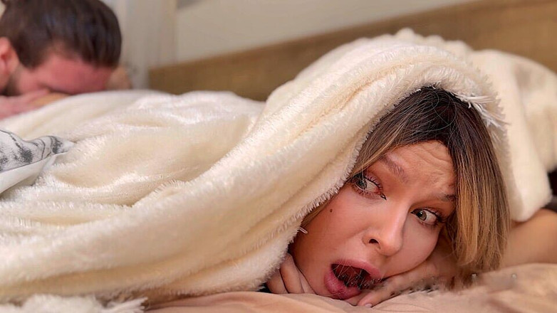 Alexa Poshspicy: Ma demi-sœur est devenue excitée quand elle m’a vu baiser...
