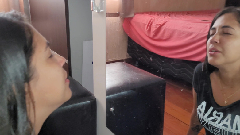 Strimermodel: Hidung sensitif bersin di cermin